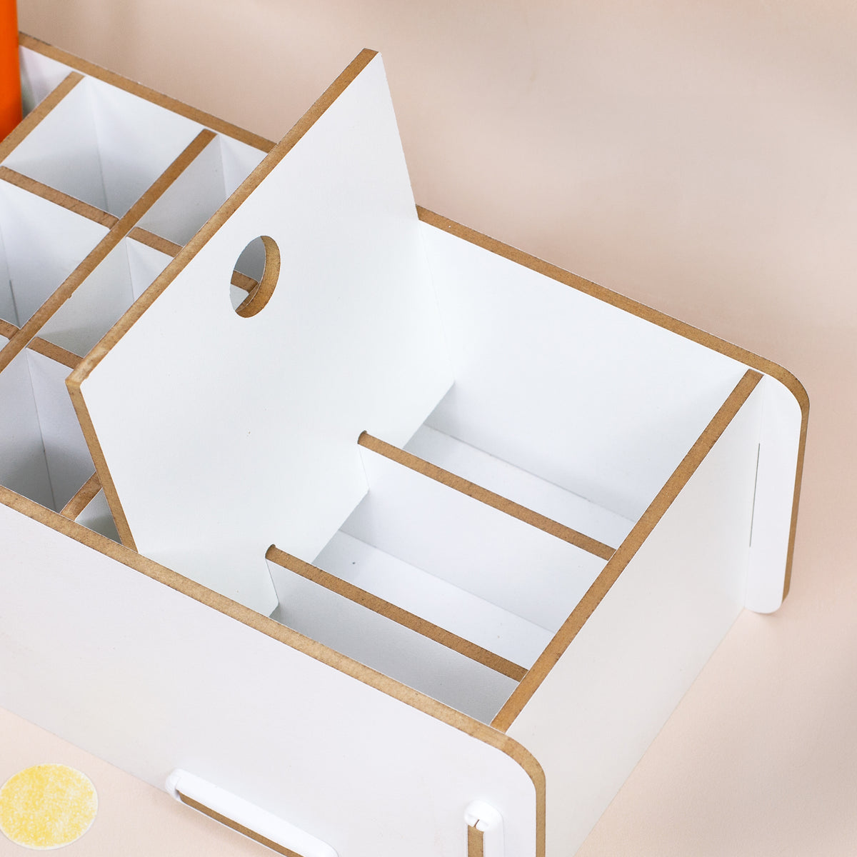 Detailansicht der Fächer und Trennstege im weißen Make-up Organizer aus Holz