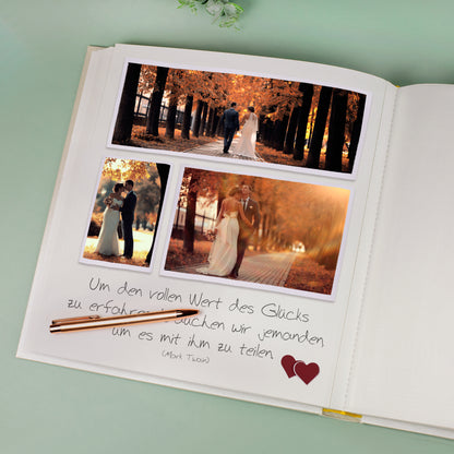 Innenansicht Hochzeitsalbum mit Fotos und Widmung, Pergamin trennt die Seiten