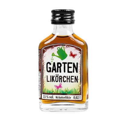 Mini-Kräuterlikör „Garten Likörchen“ in Flasche mit Etikett, freigestellt