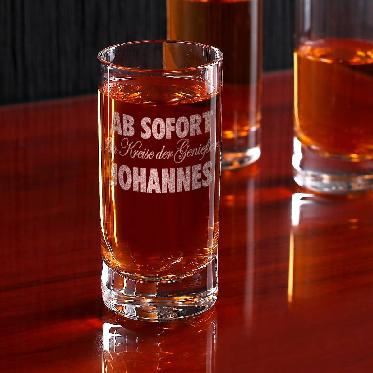 Mit Wunschname graviertes Schnapsglas und Motiv Ab Sofort im Kreise der Genießer.