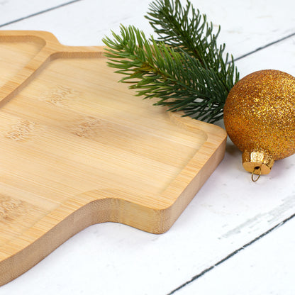 Detailansicht des Bambus Plätzchentellers mit vertieftem Servierbereich, Rand, Tannenzweig und goldener Weihnachtskugel