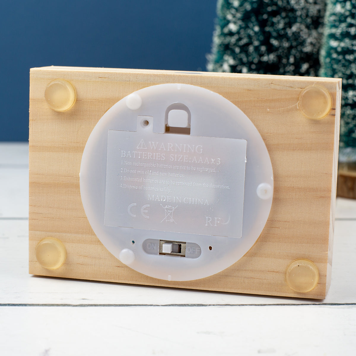 Detailansicht der Unterseite des Leonardo LED-Dekohauses mit Batterie- und Timerfach – Holzsockel mit rutschfesten Füßen.