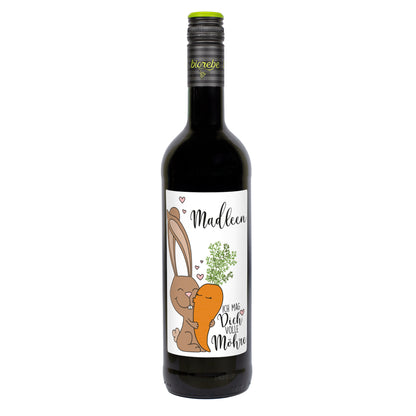 Personalisierte Rotwein-Flasche mit Hase und Möhre Motiv, Schriftzug „Ich mag Dich volle Möhre“ und Name Madleen