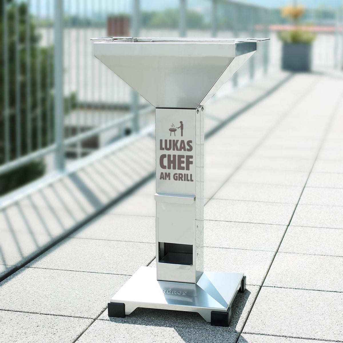 Thüros Säulengrill mit persönlicher Gravur "Chef am Grill" und dem Namen