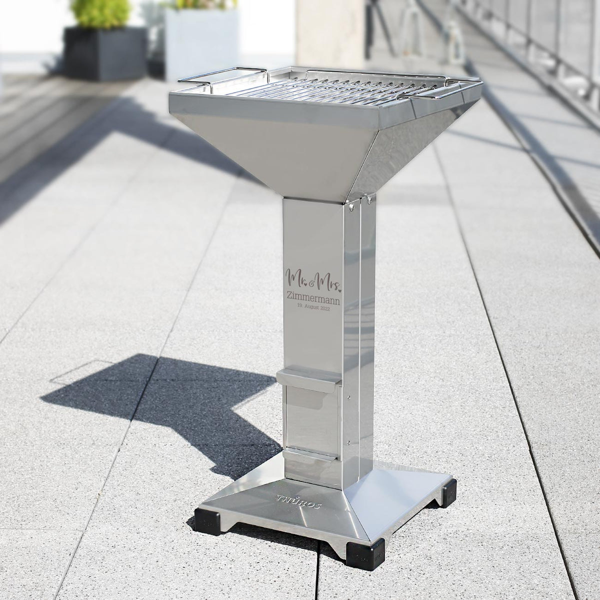 Gravierter Edelstahl-Säulengrill von Thüros mit "Mr und Mrs" und Personalisierung als Hochzeitsgeschenk