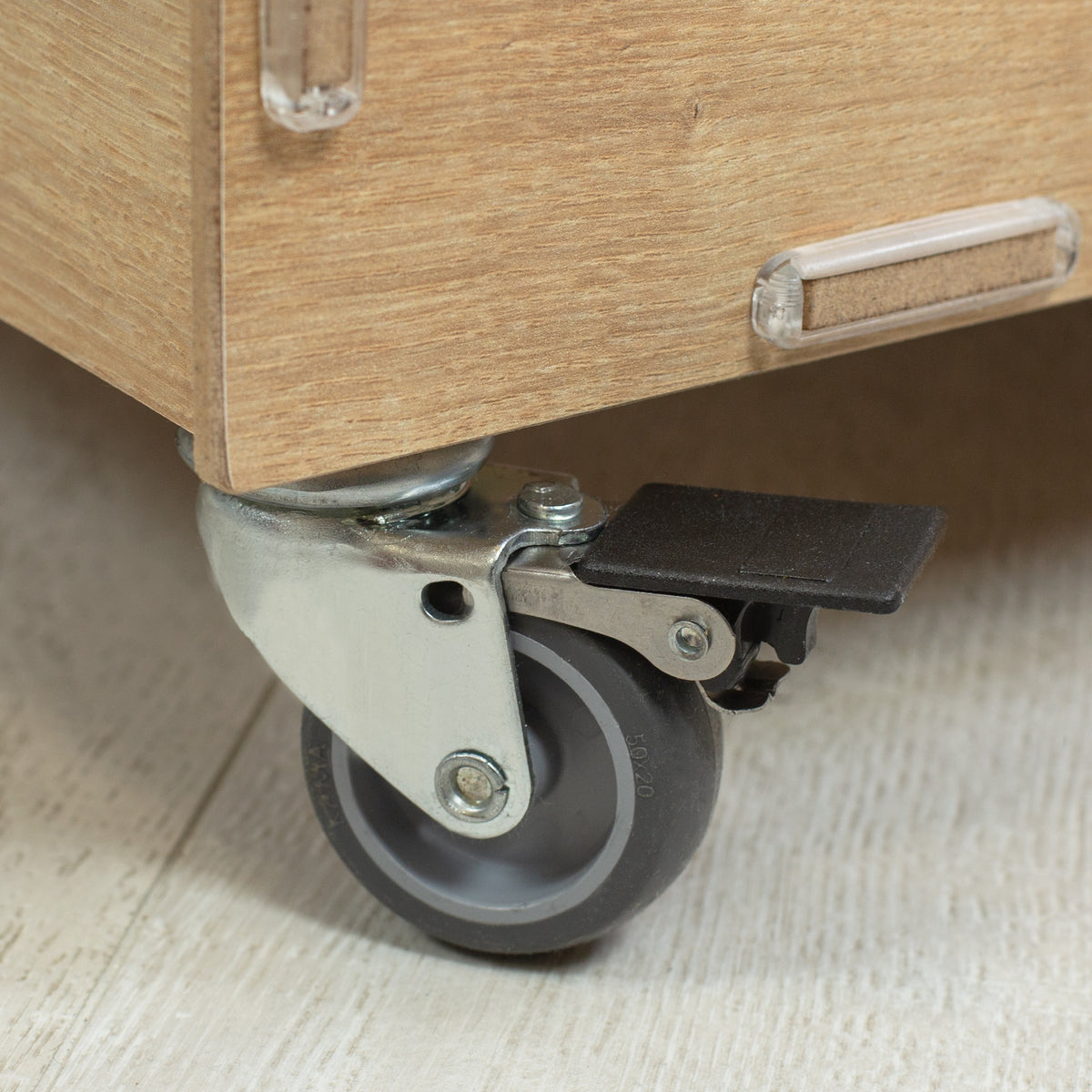 Detailaufnahme einer leichtgängigen Rolle der Rollkiste mit integrierter Feststellbremse für sicheren Stand