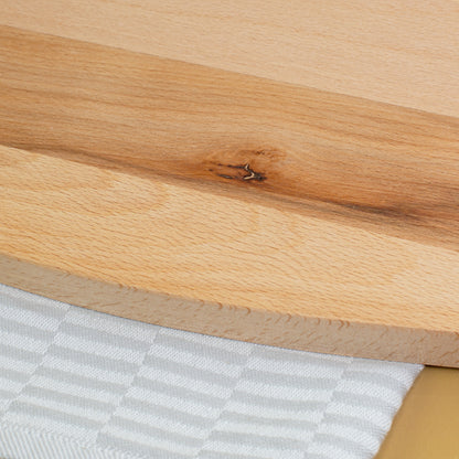 Nahaufnahme der Holzmaserung und Oberfläche vom Surfbrett-Servierbrett aus Holz