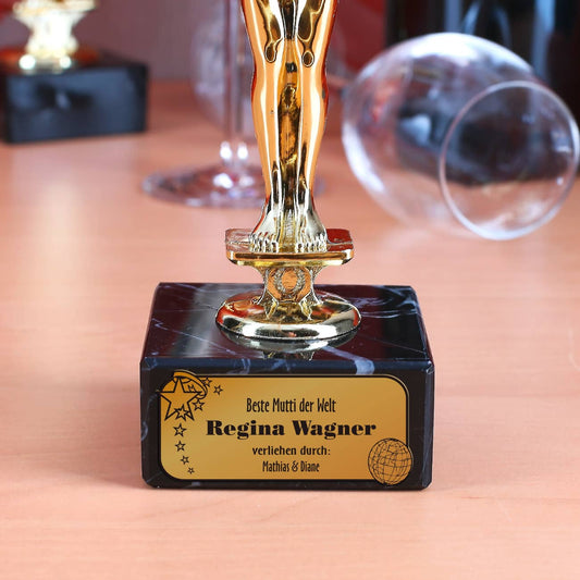 Ihr Wunschtext wird auf die Plakette graviert und an den Sockel der Siegerstatue geklebt.