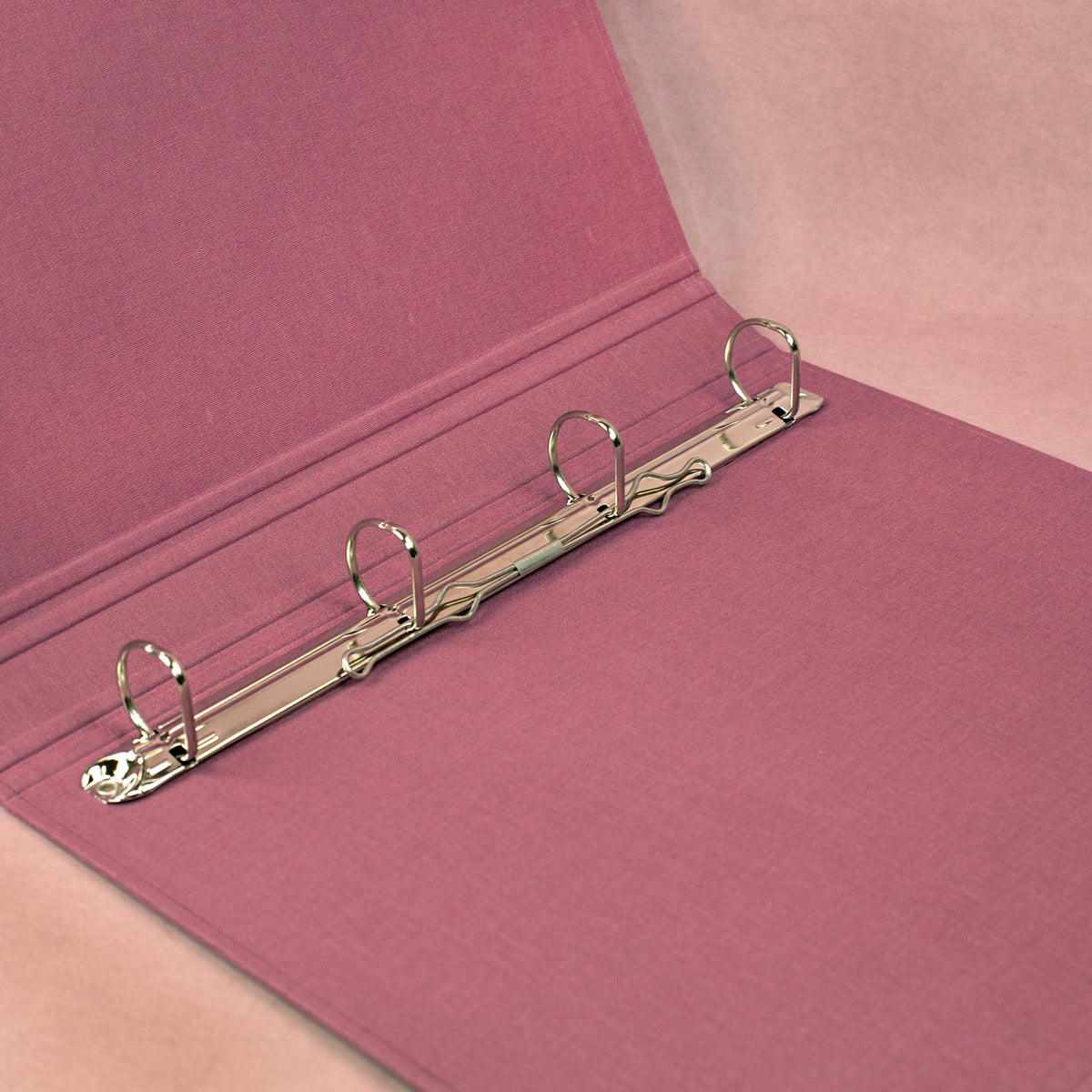 Innenansicht einer rosa Leinen-Zeugnismappe mit 4-Ring-Mechanismus