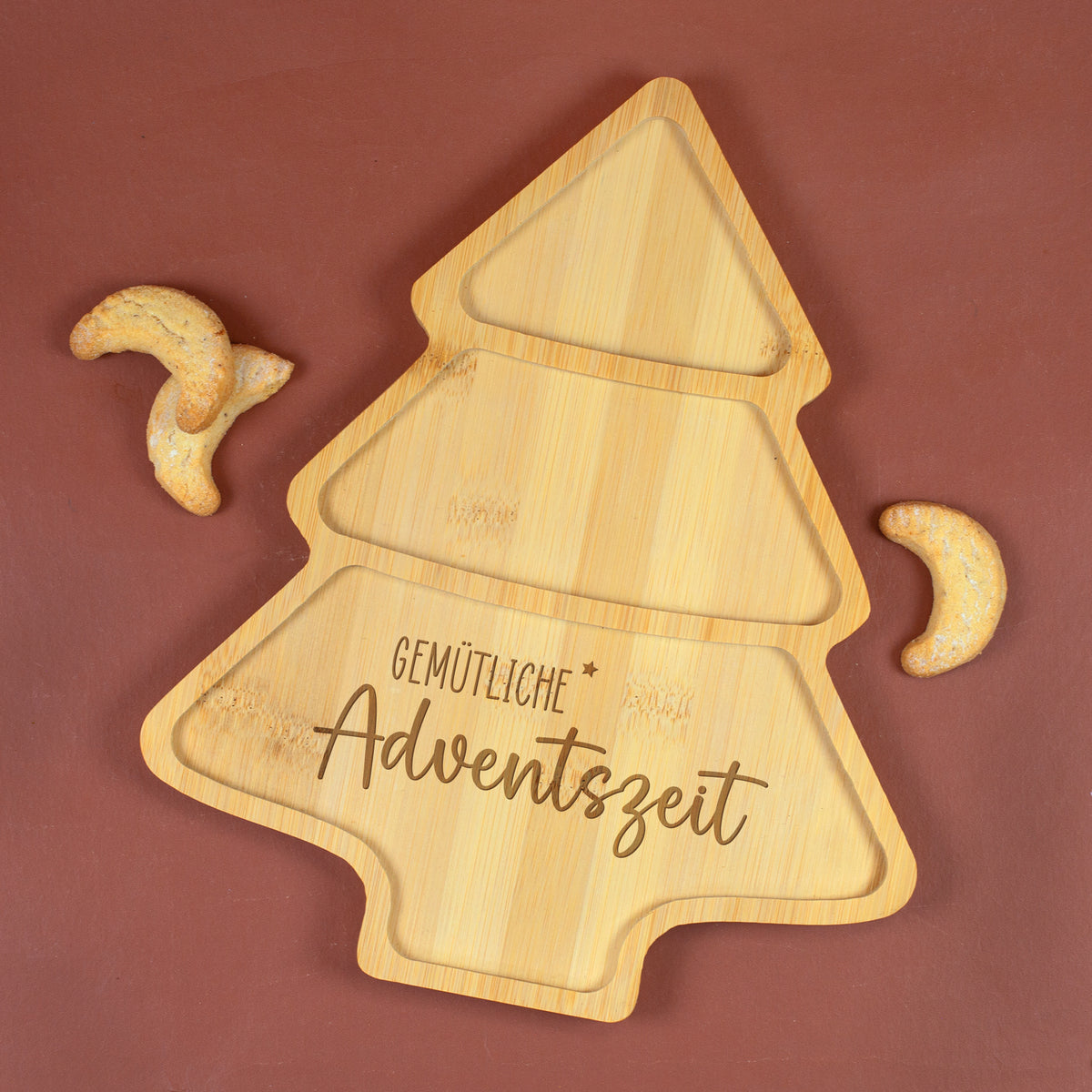 Plätzchenteller aus Bambus 'Gemütliche Adventszeit' in Weihnachtsbaum Form | Servierbrett als Geschenk