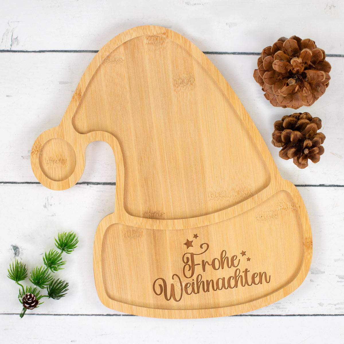 Plätzchenteller & Servierbrett aus Bambus mit Gravur 'Frohe Weihnachten'  | Form Weihnachtsmütze