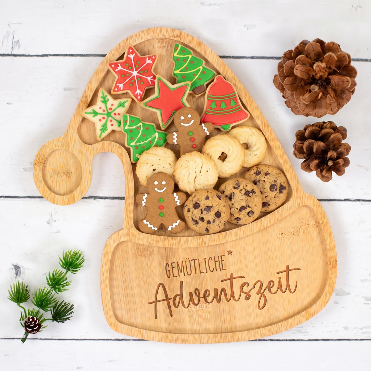 Plätzchenteller aus Bambus in Weihnachtsmannmützen Form mit Gravur Gemütliche Adventszeit und Weihnachtsgebäck