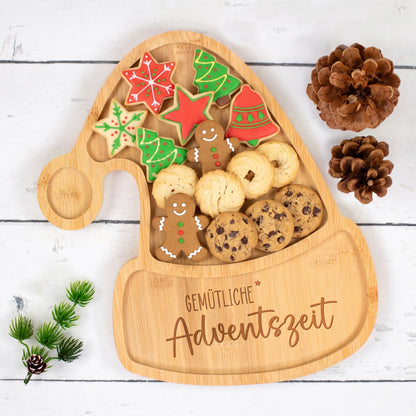 Plätzchenteller aus Bambus in Weihnachtsmannmützen Form mit Gravur Gemütliche Adventszeit und Weihnachtsgebäck