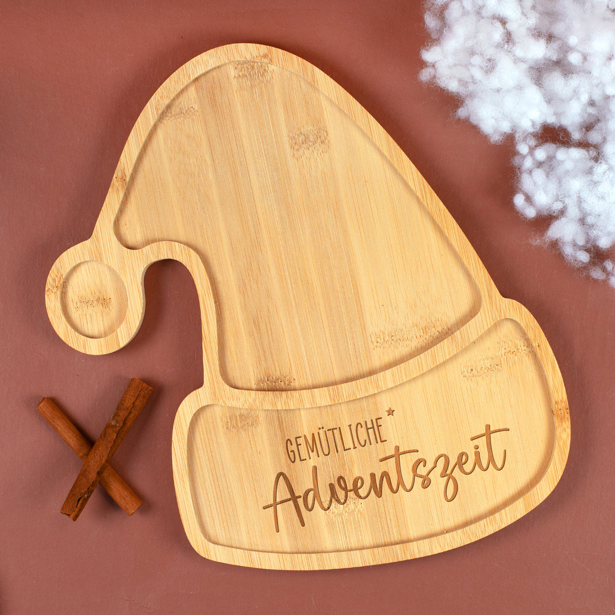 Bambus Servierbrett Gemütliche Adventszeit in Form einer Weihnachtsmannmütze