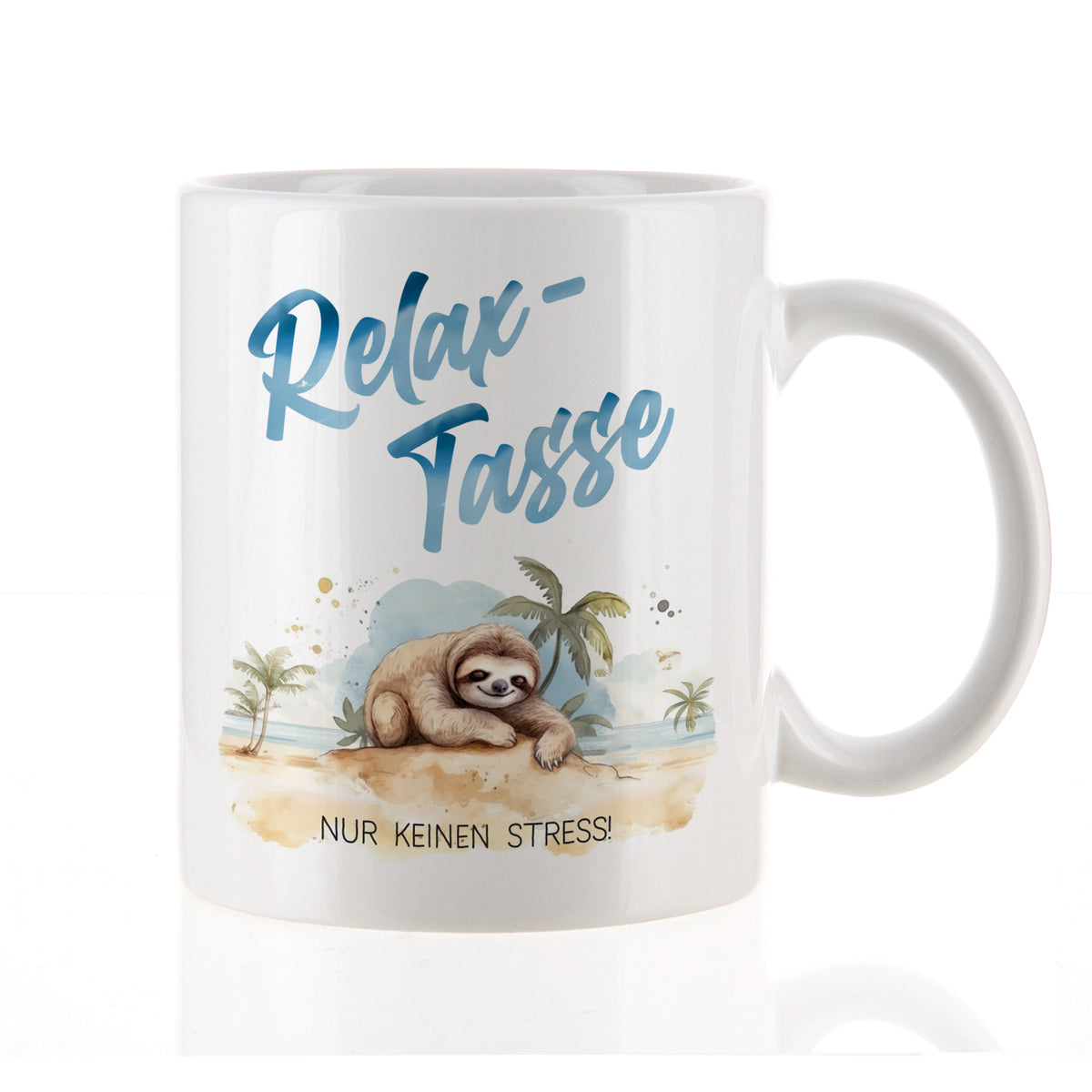 Weiße Tasse mit Faultiermotiv und Schriftzug „Nur keinen Stress!“ im Studio aufgenommen
