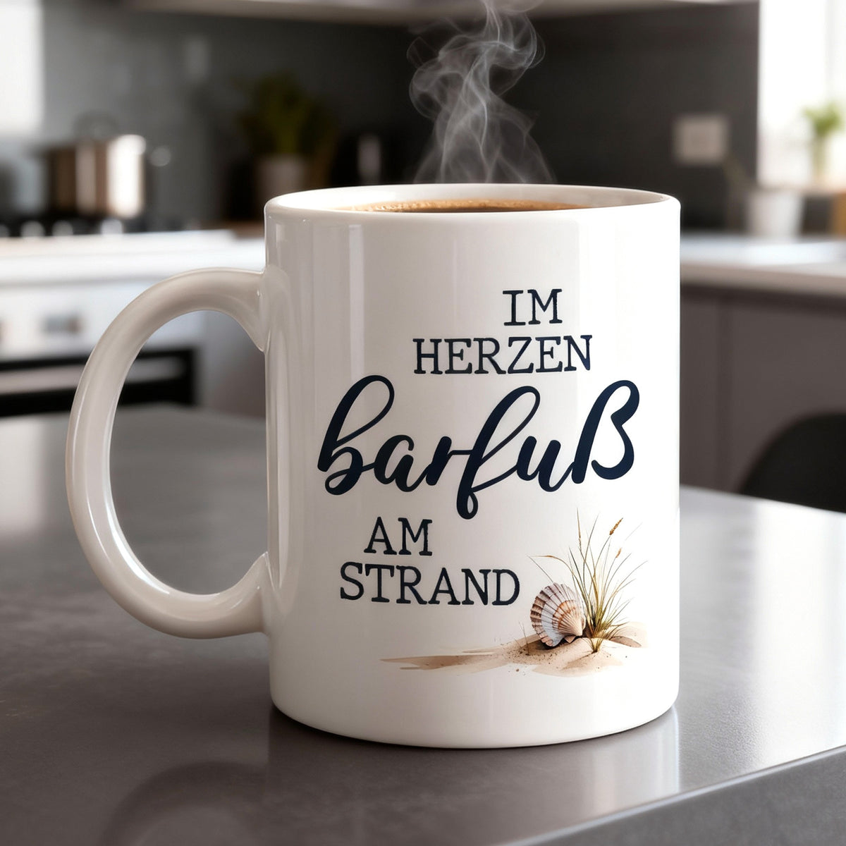 Tasse „Im Herzen barfuß am Strand“ mit Kaffee in moderner Küche