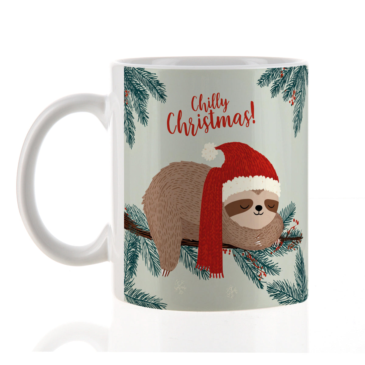Freigestellte Ansicht der weißen Keramiktasse mit Faultiermotiv, roter Weihnachtsmütze, Schal und Schriftzug „Chilly Christmas!“ – beidseitig bedruckt.
