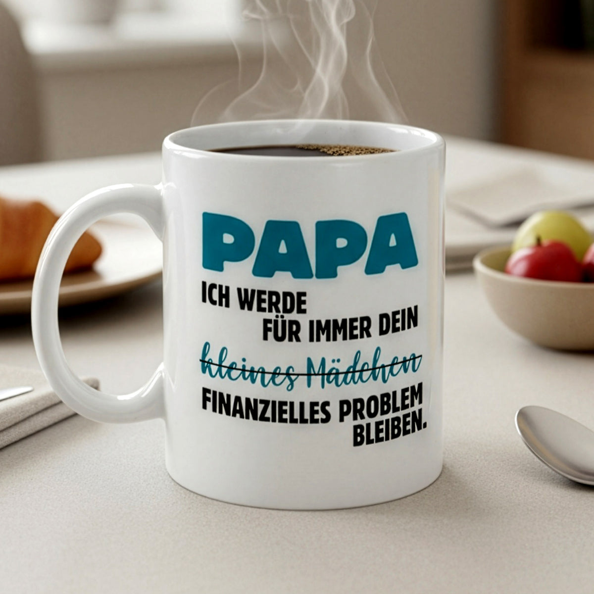 Papa Tasse mit witzigem Text auf gedecktem Tisch, gefüllt mit Kaffee