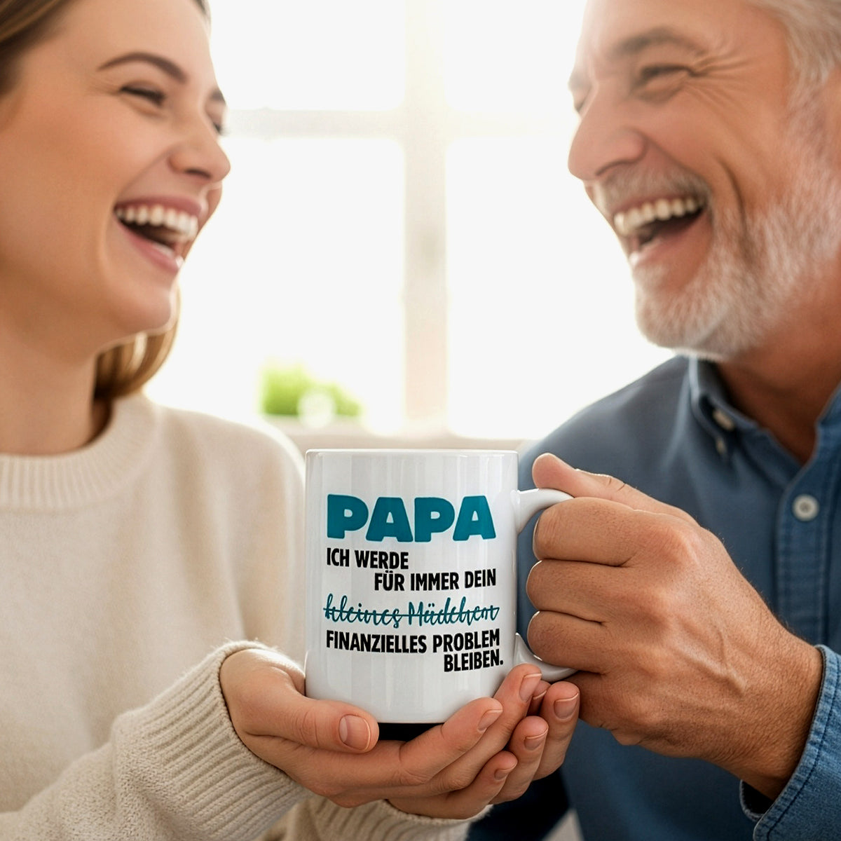 Papa und Tochter lachen gemeinsam, während die lustige Papa Tasse überreicht wird