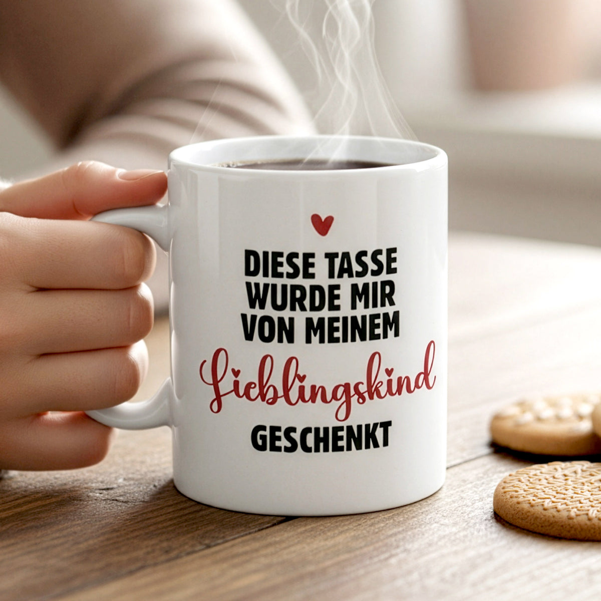 Detailaufnahme der Tasse auf einem Holztisch mit Keksen, humorvoller Text klar lesbar
