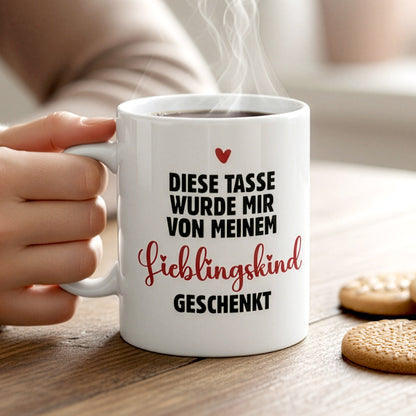 Detailaufnahme der Tasse auf einem Holztisch mit Keksen, humorvoller Text klar lesbar