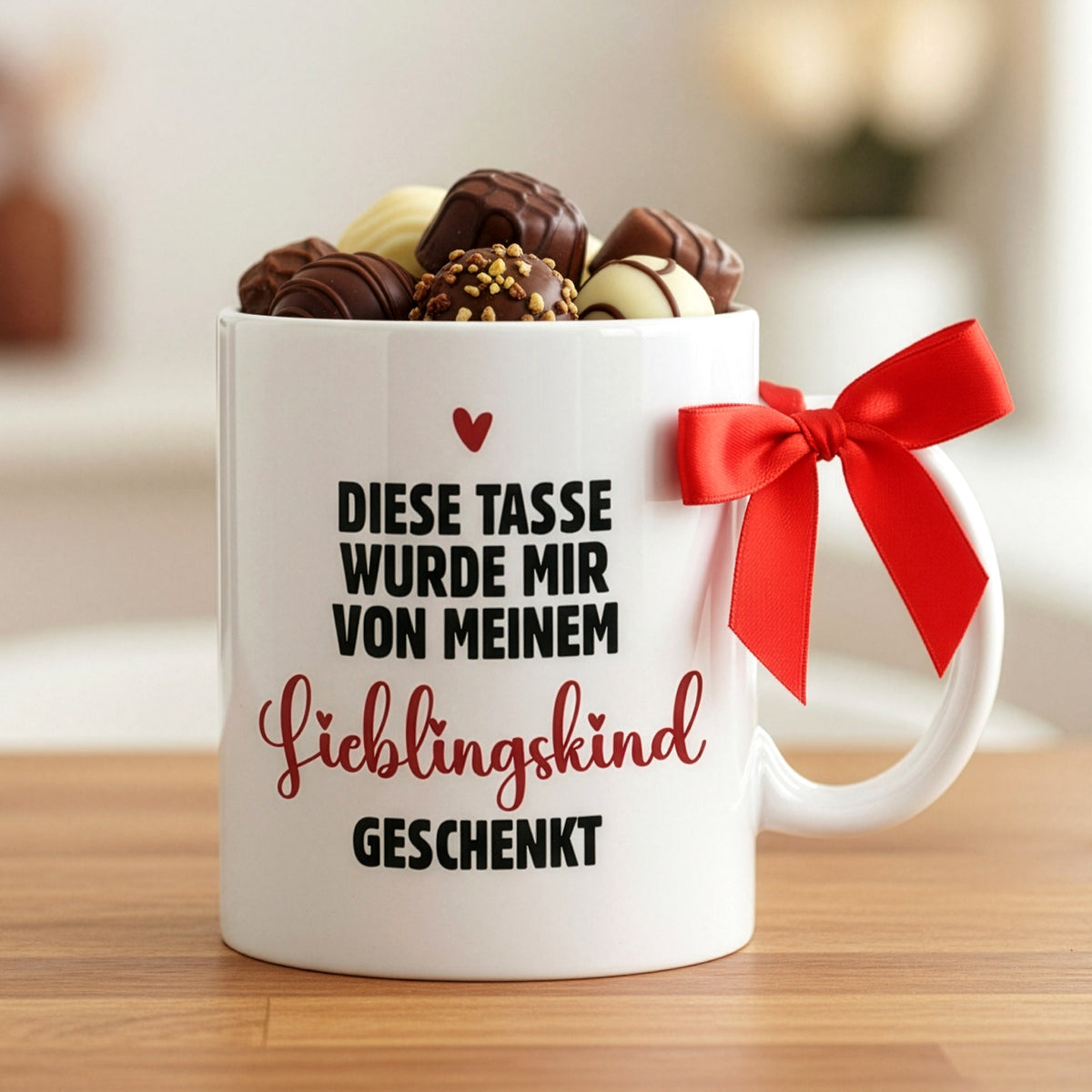 Geschenkidee: Tasse gefüllt mit Pralinen, dekoriert mit roter Schleife am Henkel