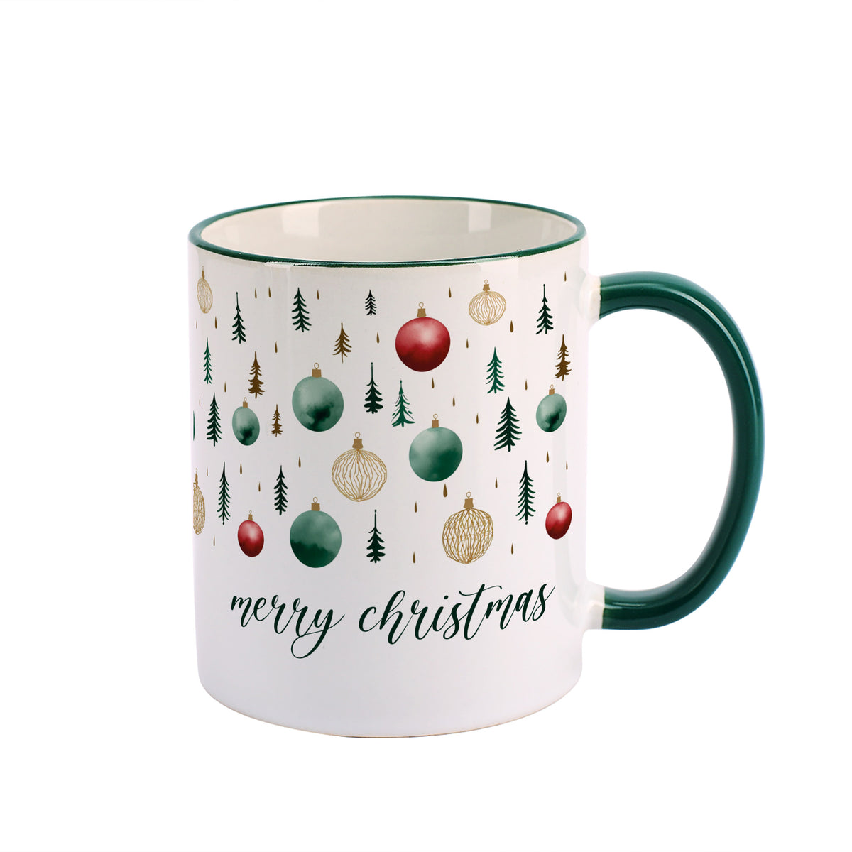 Keramiktasse mit Weihnachtsmotiv und Aufdruck „merry christmas“, dekoriert mit roten und grünen Christbaumkugeln sowie kleinen Tannen, Ansicht schräg von vorn.