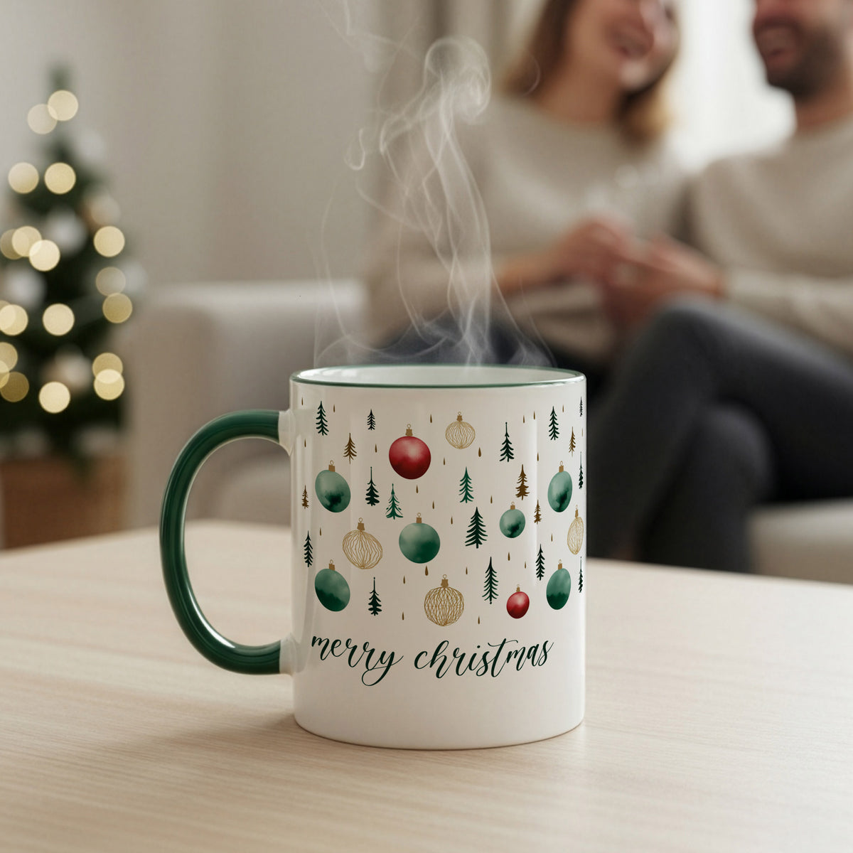 Weihnachtliche Keramiktasse mit Dampf, stehend auf einem Tisch in gemütlicher Wohnzimmeratmosphäre, Hintergrund unscharf mit Paar und Weihnachtsbaum.