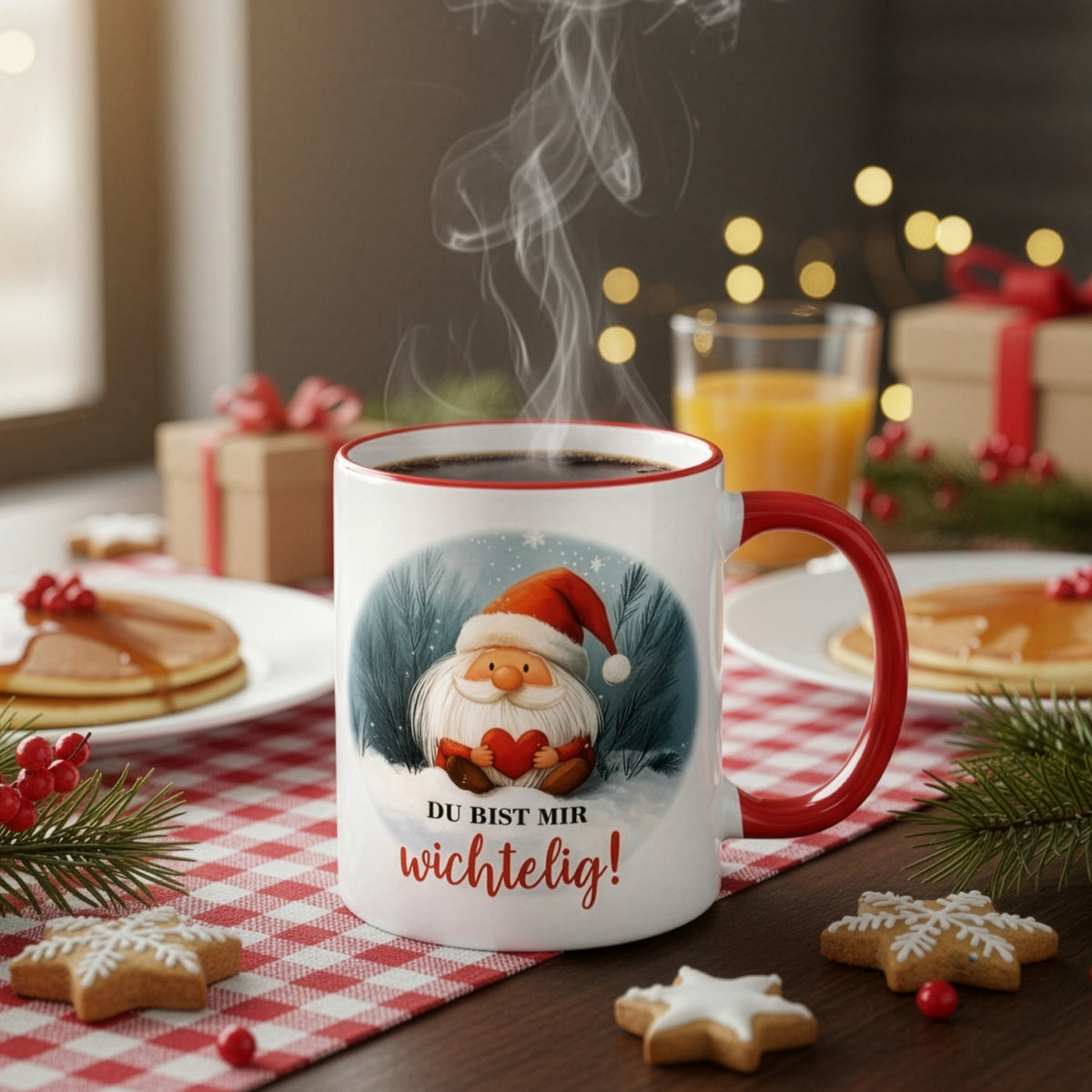 Tasse mit Wichtelmotiv und Spruch „Du bist mir wichtelig!“ auf gedecktem Frühstückstisch mit Gebäck, Tannenzweigen und Lichtern – weihnachtliche Atmosphäre.