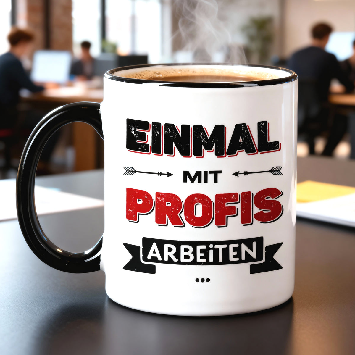 Lustige Tasse „Einmal mit Profis arbeiten“ mit schwarzem Henkel im Büro