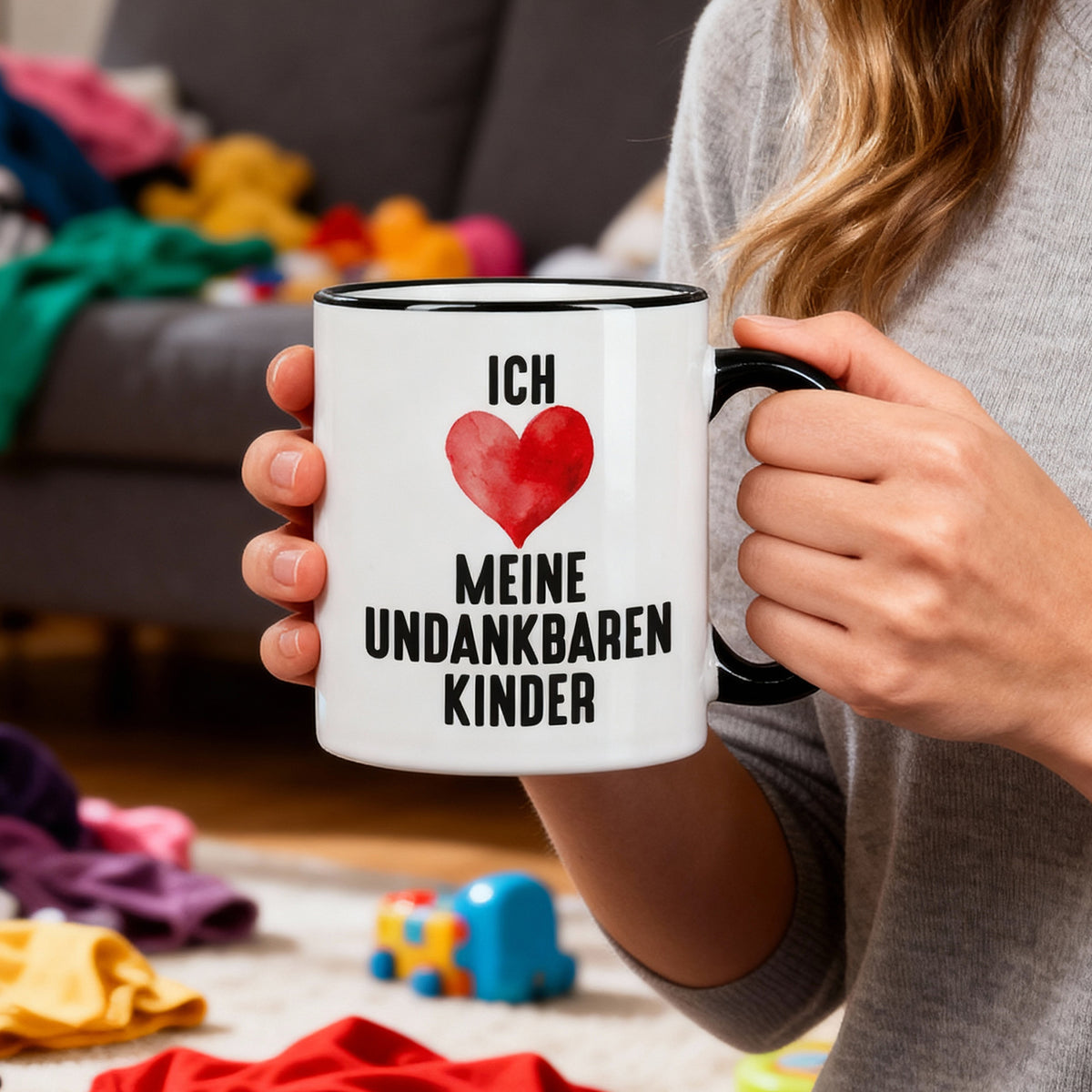Witzige Tasse „Ich liebe meine undankbaren Kinder“ in der Hand gehalten, Detailansicht des Drucks
