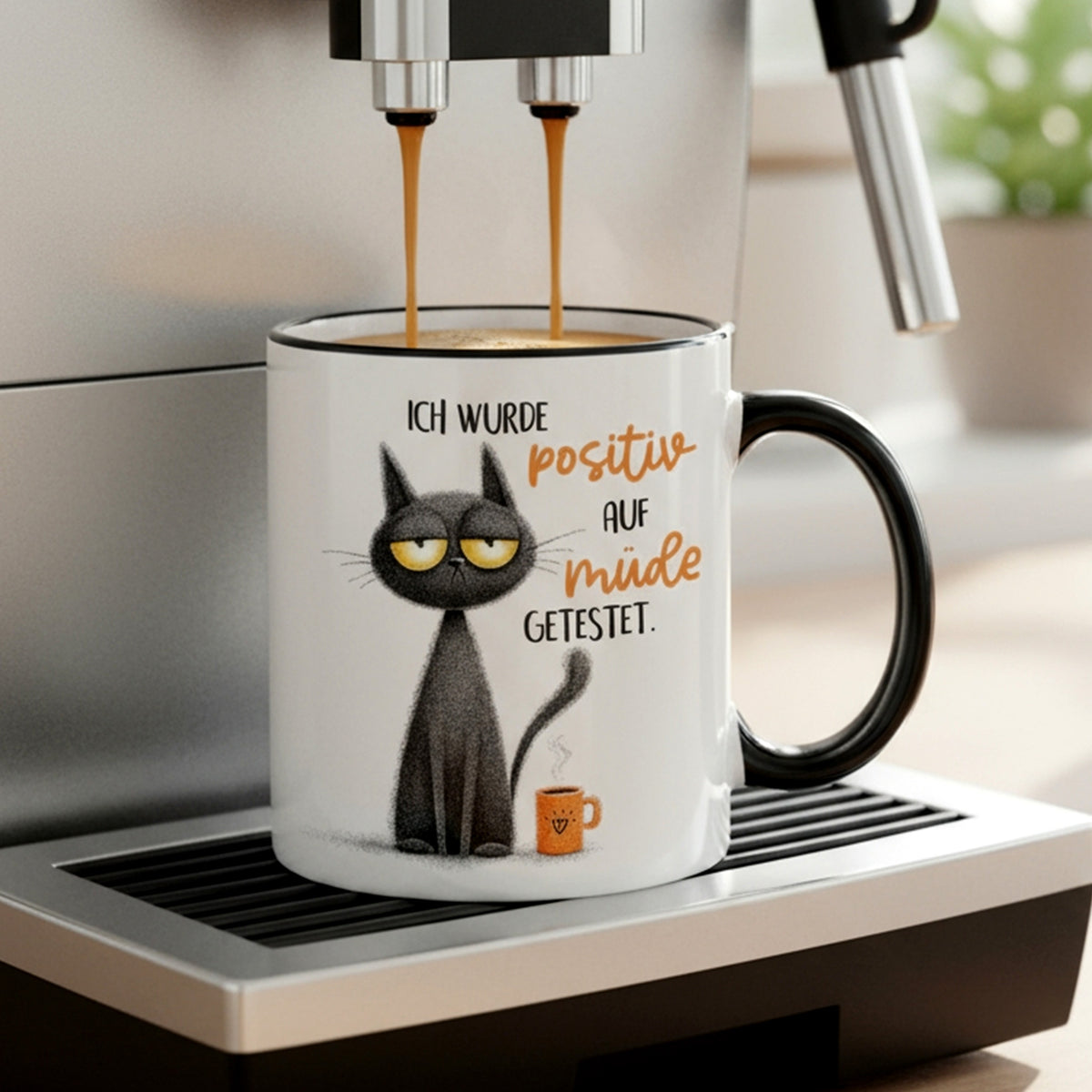 Kaffeetasse mit schwarzem Henkel unter Kaffeemaschine mit Katzenmotiv