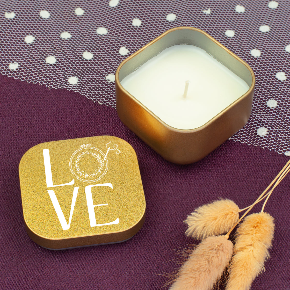 Goldene Duftkerze mit LOVE Stickmotiv und weißem Kerzenwachs als Geschenk für Stickfans