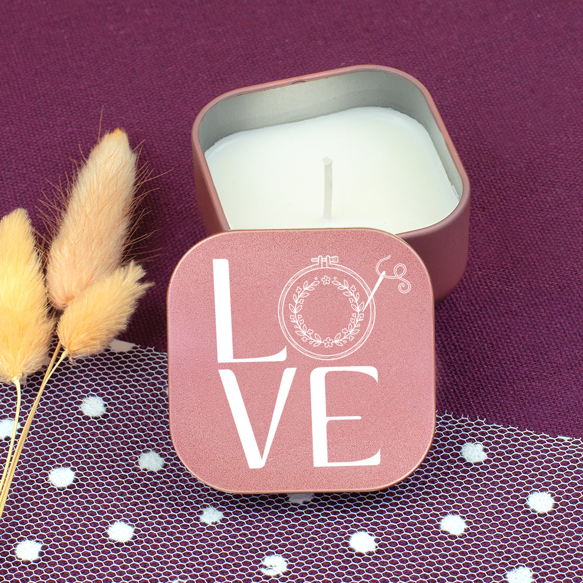 Roségoldene Mini Duftkerze mit LOVE Schriftzug, Stickrahmen und weißem Wachs