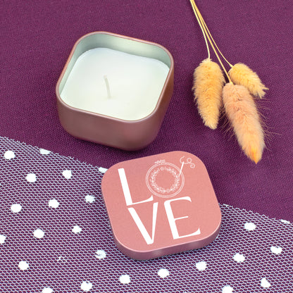 Duftkerze in Roségold mit LOVE Stickmotiv und Stickrahmen auf dekorativem Stoff