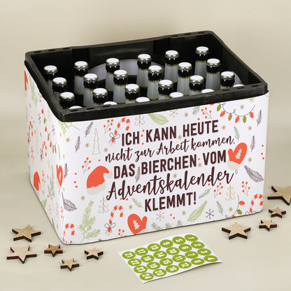 Adventskalender-Set für Bierkasten mit humorvoller Banderole und grünen Flaschenaufklebern, dekoriert mit Holzsternen