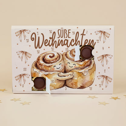 Gefüllter Toffifee Adventskalender mit geöffneten Türchen und Zimtschnecken Weihnachtsmotiv