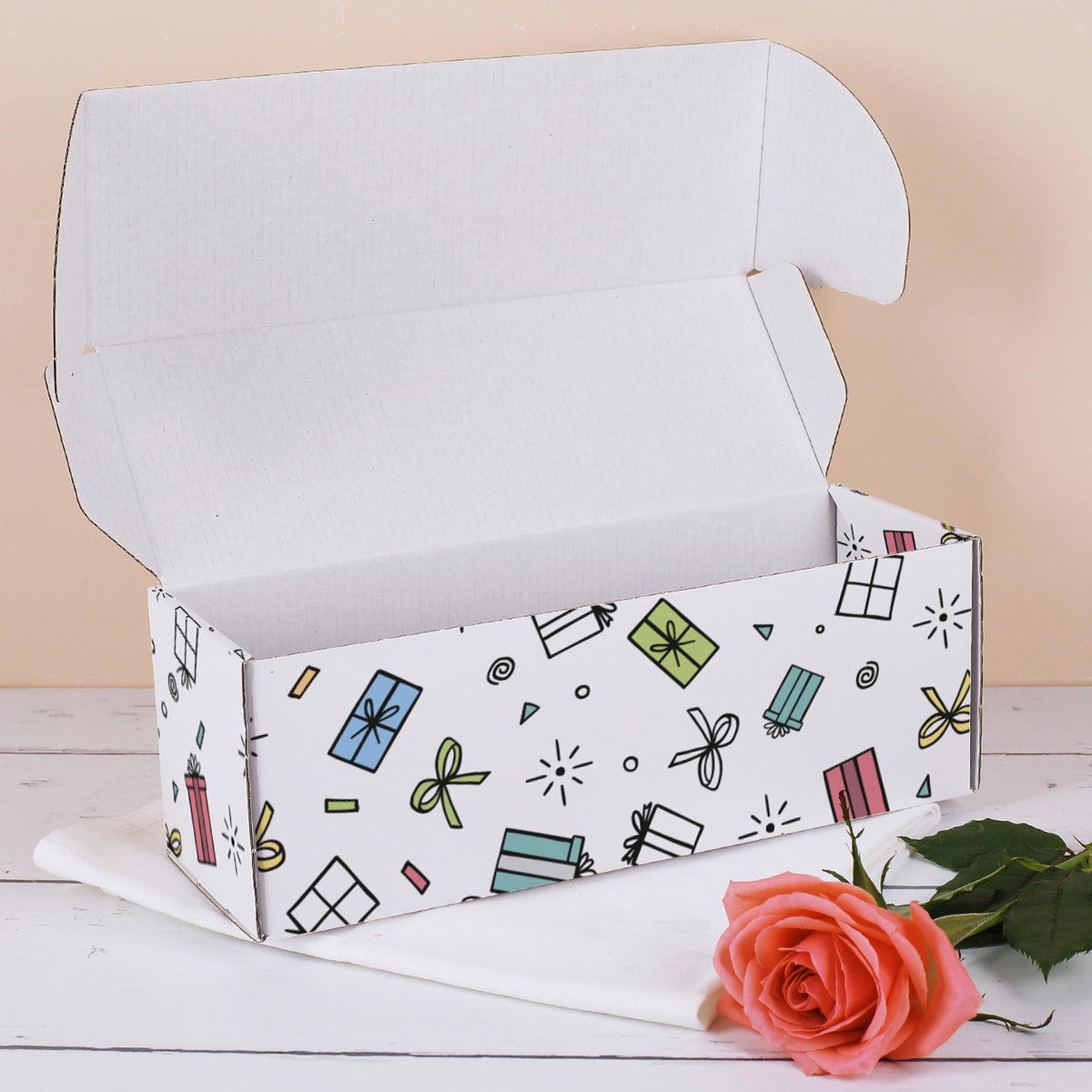 Geschenkverpackung mit „Alles Gute“-Motiv – Deckelansicht mit bunten Geschenkpaketen auf weißem Hintergrund