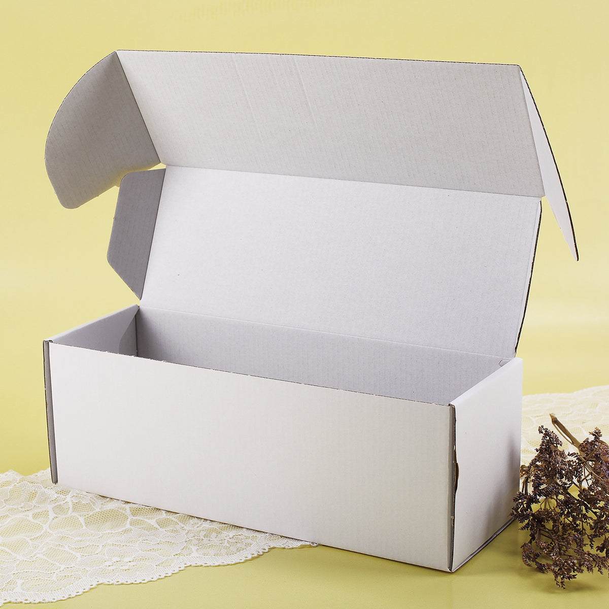Geschenkbox geöffnet, Innenraum leer – bereit zum Befüllen.