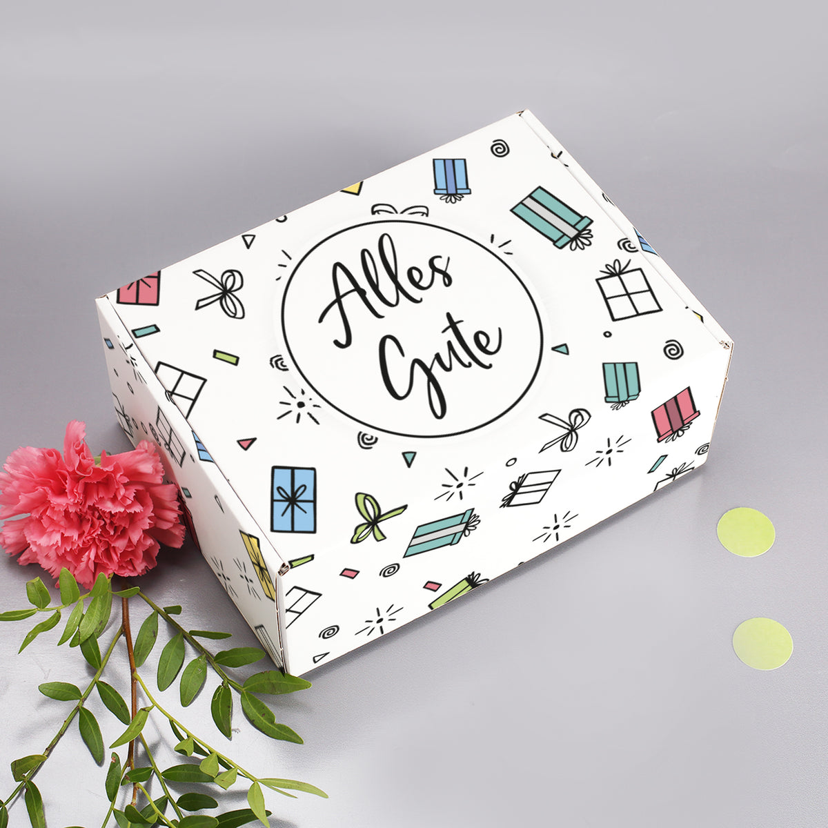 Geschenkverpackung „Alles Gute“ – Ansicht von oben mit Blume und Deko