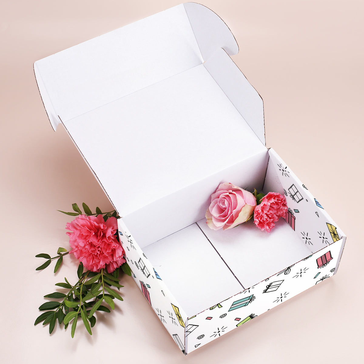 Geschenkbox mittelgroß mit Motiv „Alles Gute“, geöffnet mit Blüten im Inneren