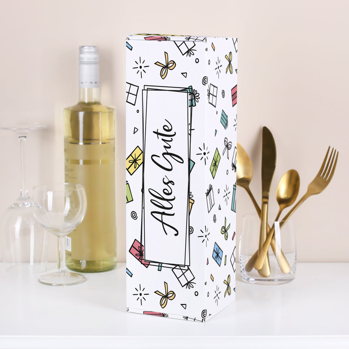 Flaschenverpackung „Alles Gute“ – geschlossene Pappbox mit buntem Geschenk-Motiv, zentralem „Alles Gute“-Schriftzug und stabiler Konstruktion. Ideal für Wein- und Sektflaschen.