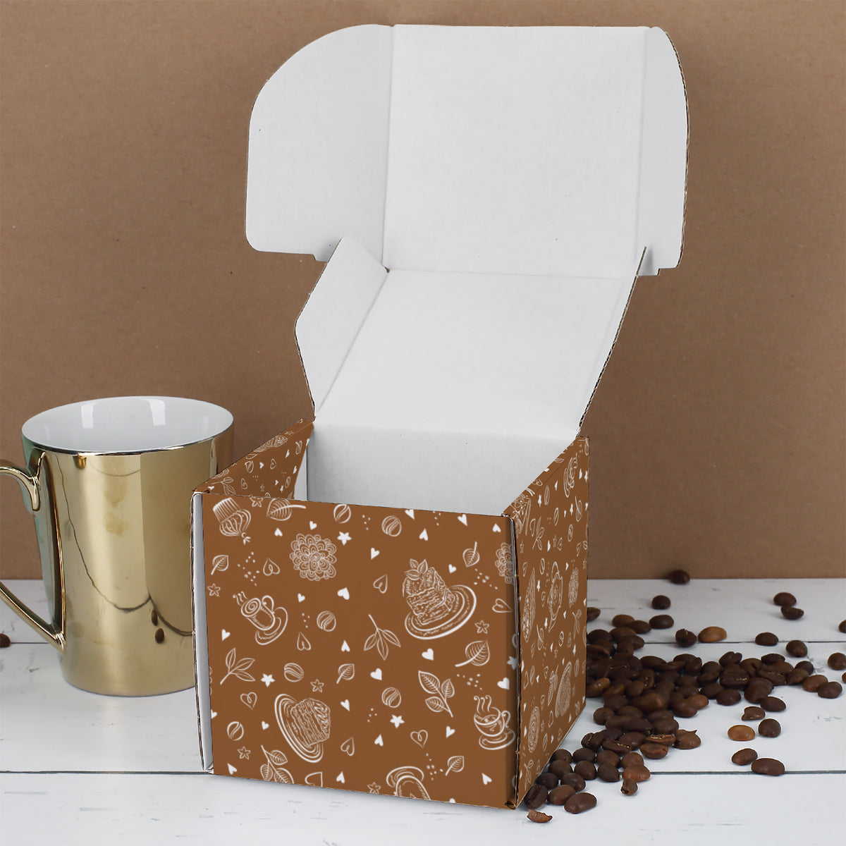 Geöffnete Geschenkbox mit sichtbarem Innenraum und umlaufendem Kaffee-Design – quadratische Form.