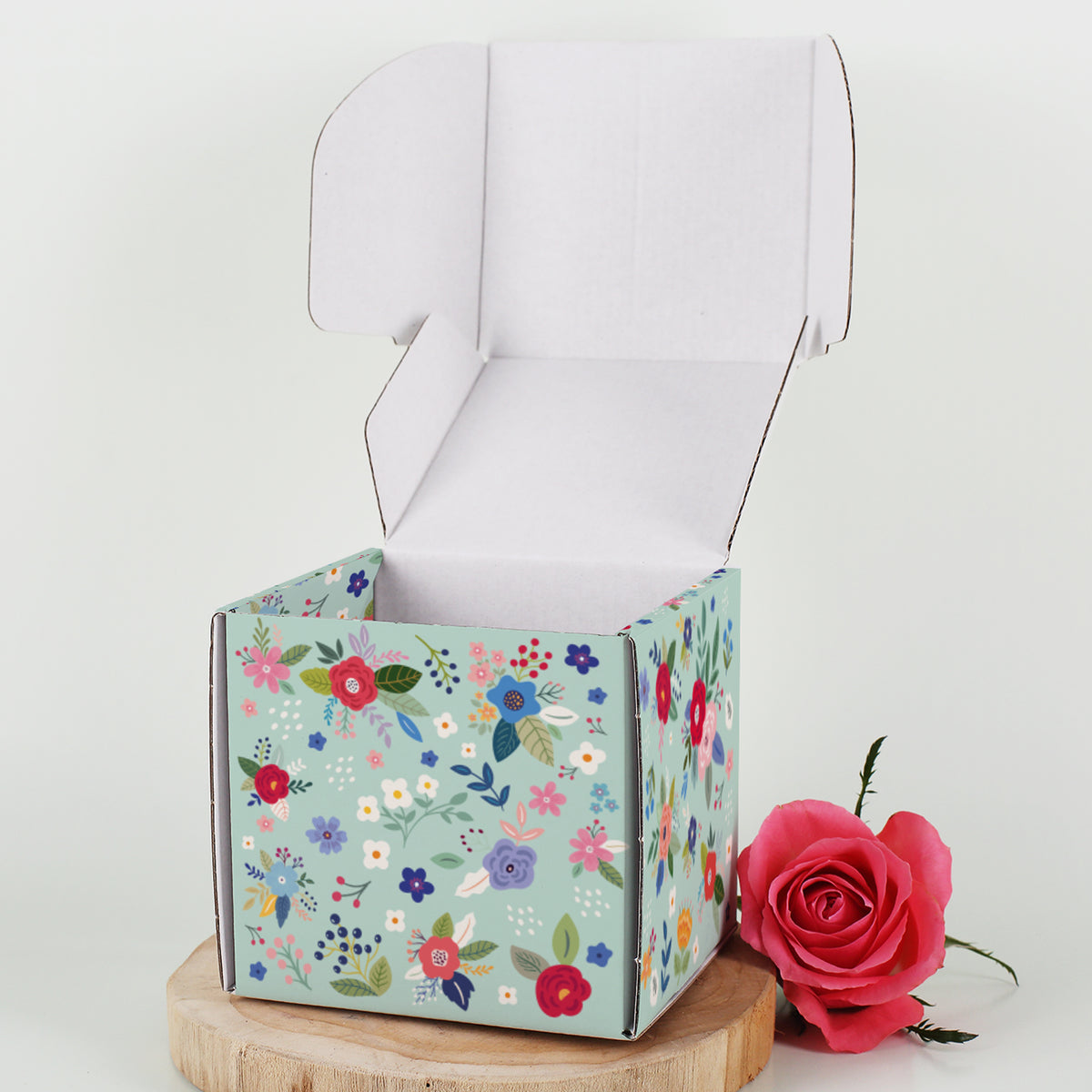 Geöffnete Muttertags-Geschenkbox mit floralem Design – geeignet für kleine Präsente wie Tassen oder Kosmetik