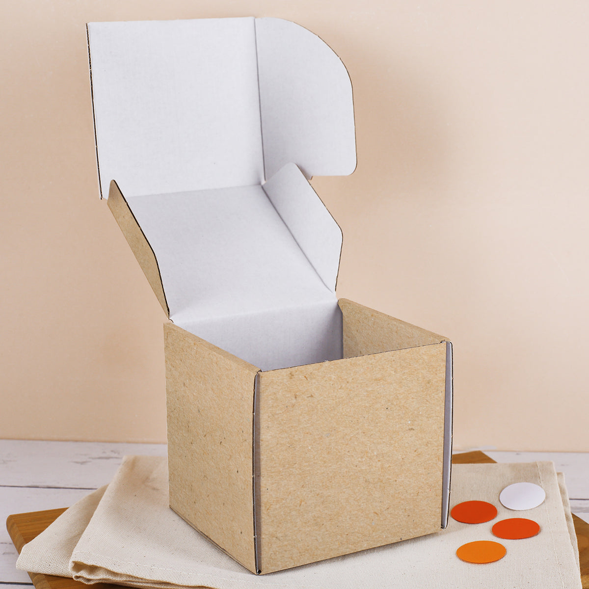 Geöffnete Geschenkverpackung im Kraftpapier-Stil, innen weiß – ideal für Tassen oder Mitbringsel