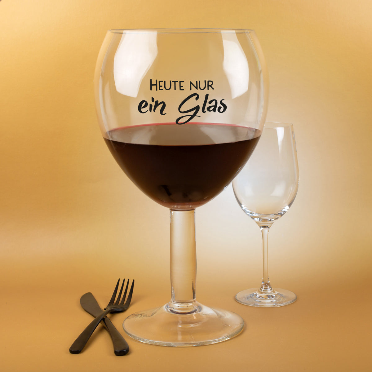 Riesiges Weinglas 3L mit Spruch Heute nur ein Glas vor goldenem Hintergrund