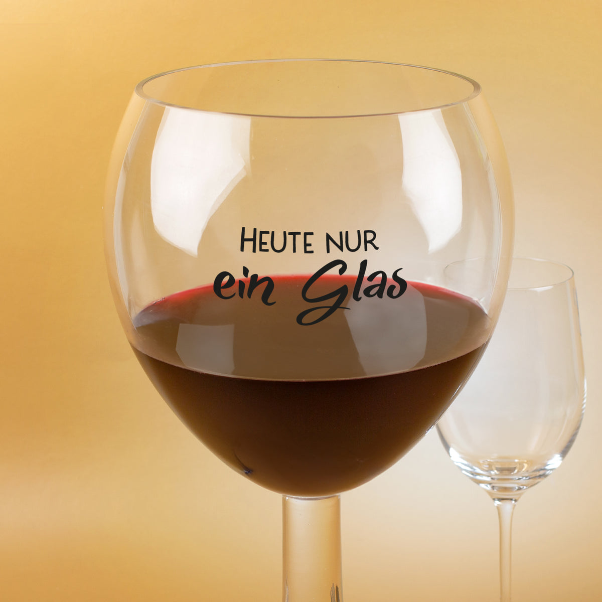 Detailaufnahme vom Spruch Heute nur ein Glas auf riesigem Weinglas