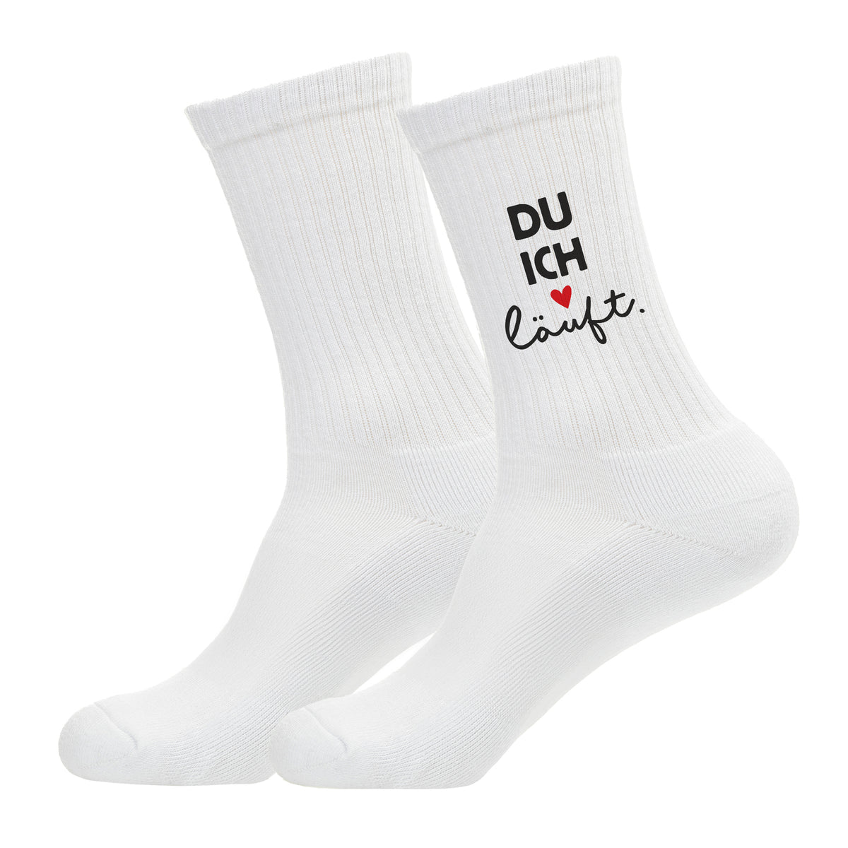 Produktfoto von zwei weißen Socken freigestellt auf weißem Hintergrund, Motiv „DU ICH läuft.“ mit Herz