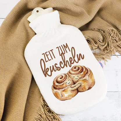 Wärmflasche mit zwei kuschelnden Zimtschnecken und Spruch „Zeit zum Kuscheln“