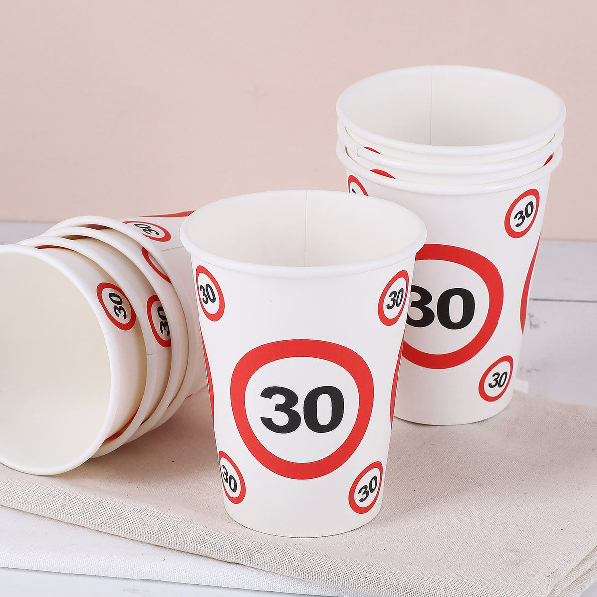 Große Pappbecher im 8er Set - Verkehrsschild 30